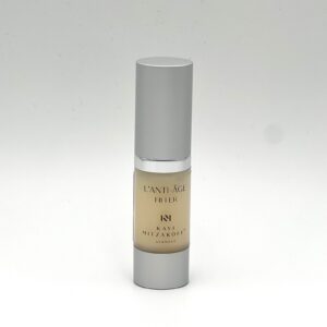 L’ANTI-ÂGE FILLER von Kayi Mitzakoff – luxuriöser Fältchen-Füller in elegantem Design, auf schwarzem Hintergrund, Anti-Aging Kosmetik